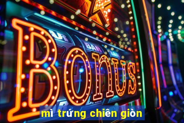 mì trứng chiên giòn