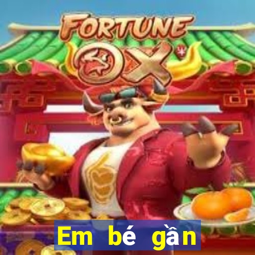 Em bé gần biển Chơi game bài