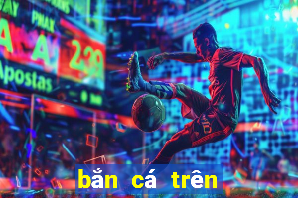 bắn cá trên tay người đàn ông