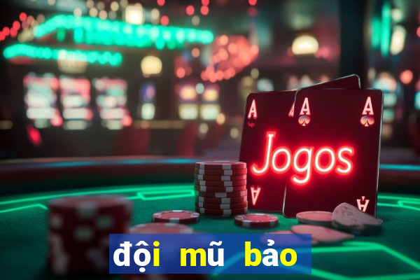 đội mũ bảo hiểm bết tóc