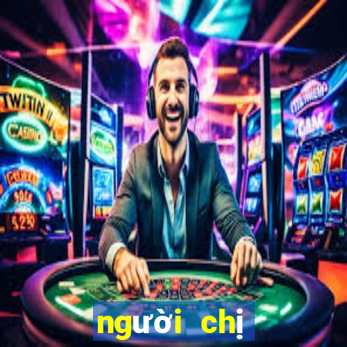 người chị đang chơi game bị em đòi máy