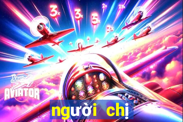 người chị đang chơi game bị em đòi máy